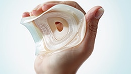 Scopri le qualità dell'adesivo elastico del dispositivo per stomia convesso SenSura Mio Convex di Coloplast