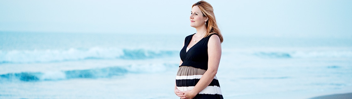 Amy, stomizzata, in gravidanza, sta passeggiando sulla spiaggia