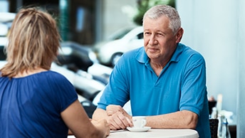 Stomizzato che conversa con una donna