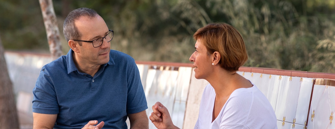 uomo e donna che parlano